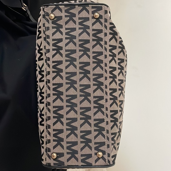 Michael Kors Purse - Picture 7 of 16